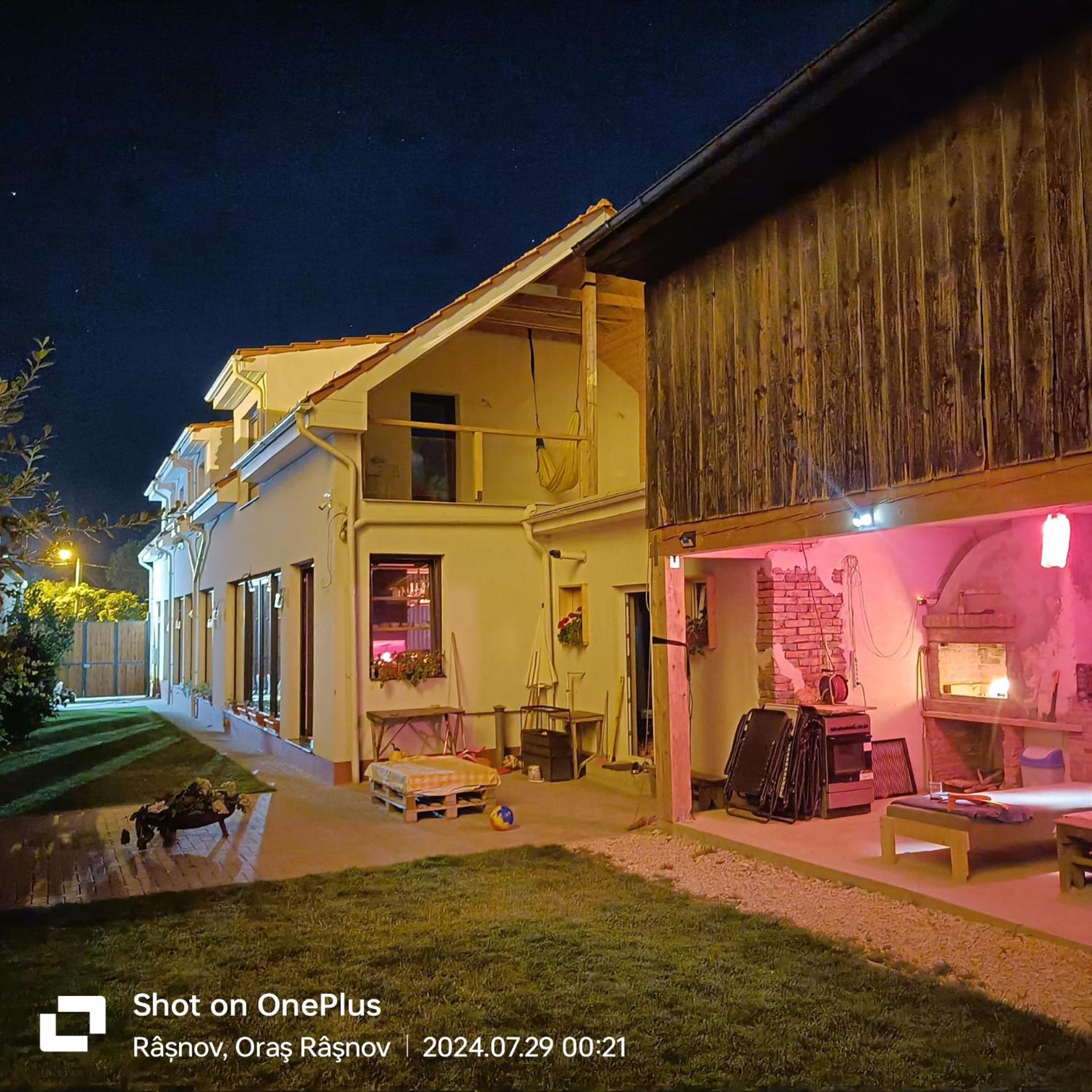 מלון Rîşnov Imperfect House מראה חיצוני תמונה